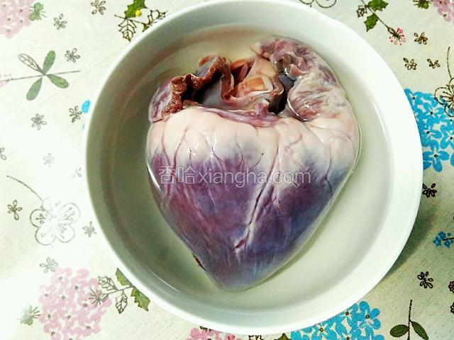 新鲜的猪心，心肌为红或淡红色，脂肪为乳白色或微带红色，心肌结实而有弹性，无异味。猪心通常有股腥味，如果处理不好，菜肴的味道就会大打折扣。可以将猪心裹上面粉，搓洗一下，再静置1小时左右，然后再用清水洗净。这样烹炒出来的猪心味美纯正。