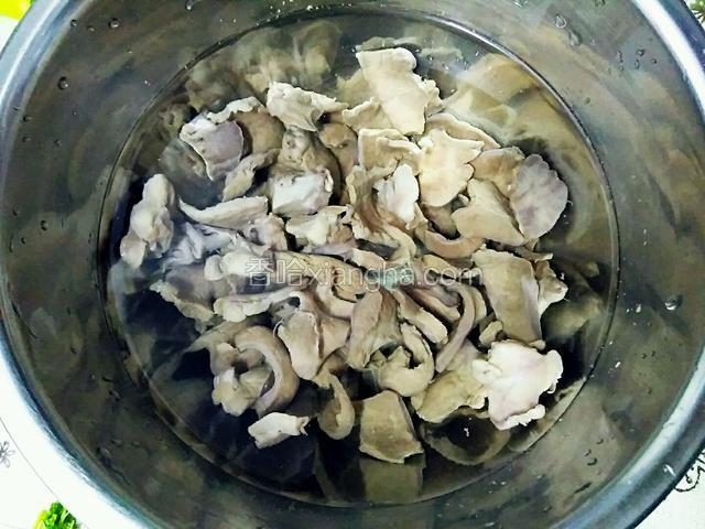 把切片后的猪心稍微焯下水，除血水。清洗干净浮沫，入清水中浸泡以去除的更彻底。