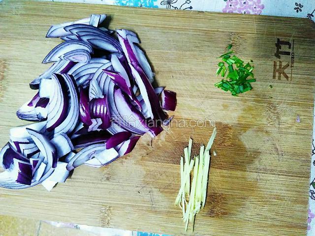 洋葱去除外衣，切成条状。生姜切成姜丝，香葱切葱花。