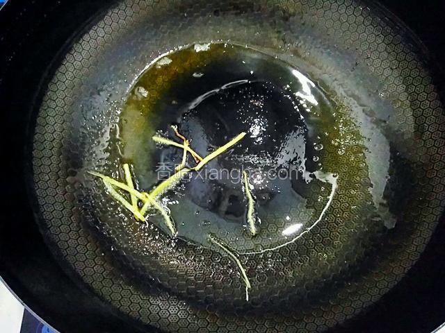 起锅，倒食用油，加入一勺食盐。晃锅，使锅边锅底都充分接触到油和盐。这样可以防止食材入油锅的时候粘锅，也可以保证食材更加入味。油烧到六七成熟，加姜丝爆香。