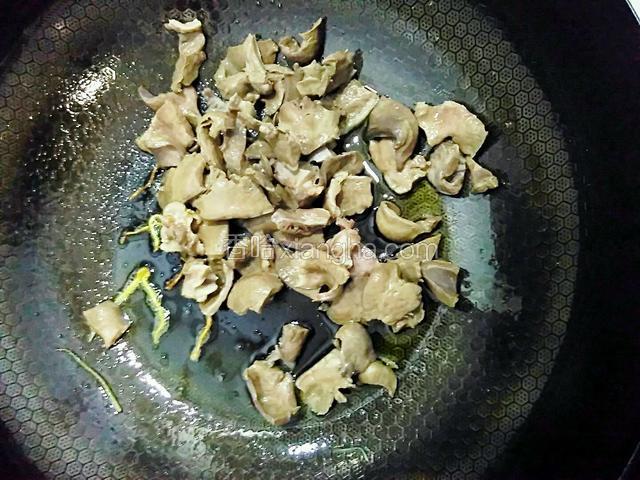爆香后，放入猪心片翻炒，让猪心片均匀裹上油。