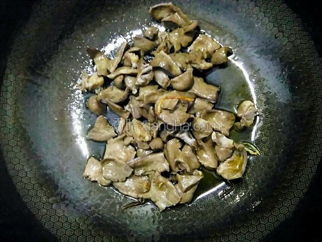 加一勺料酒，翻炒均匀，出香味。将猪心片盛出备用。