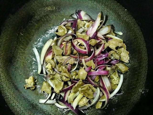 加一勺食盐、一勺料酒，翻炒均匀。
