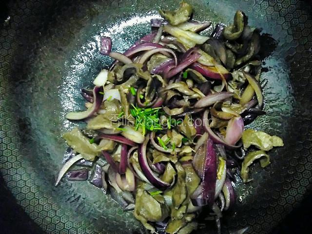 再加一些葱花。翻炒。