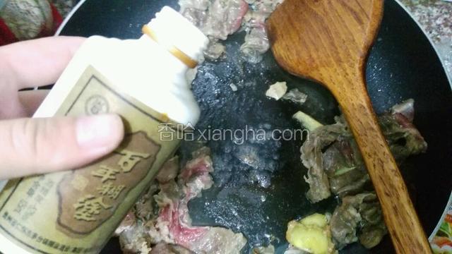 大火炒二分钟变色即可 起锅前加点料酒