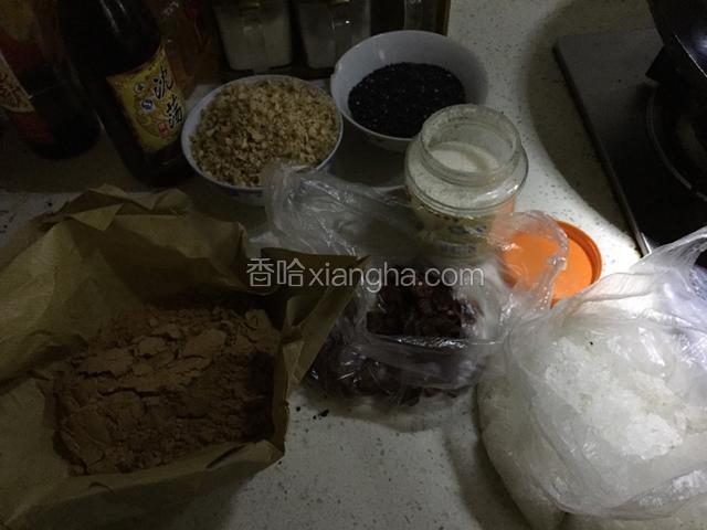 准备好全部食材，阿胶块买的时候让药店人员磨成粉煮的时候方便点，核桃仁也切碎