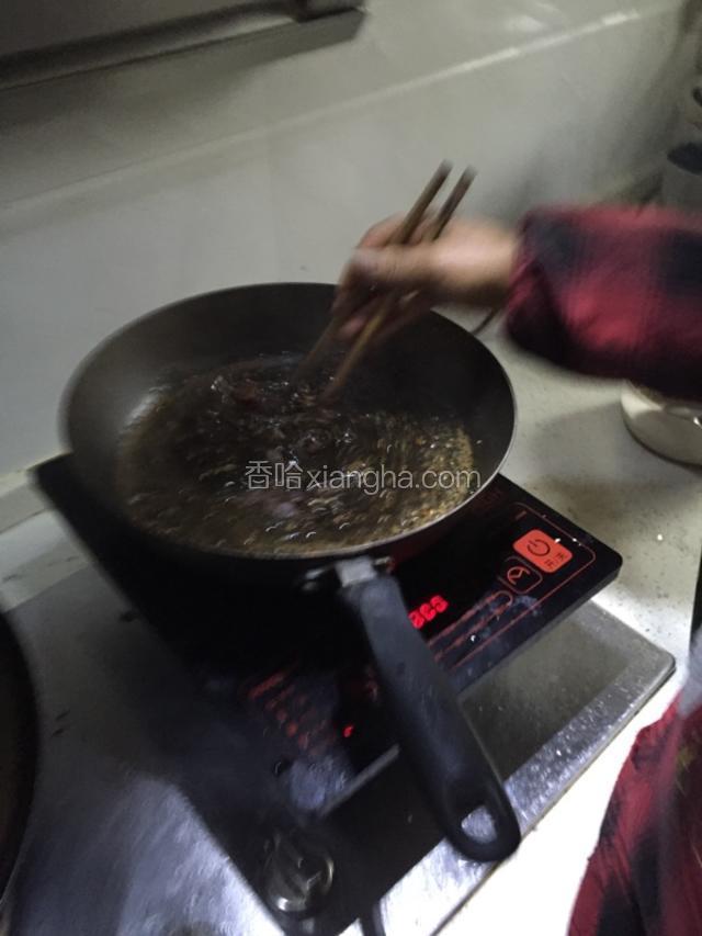 倒入桂圆肉，搅拌均匀