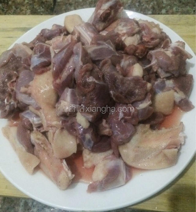 准备食材，鸭肉切小块（我只用了一部分）。