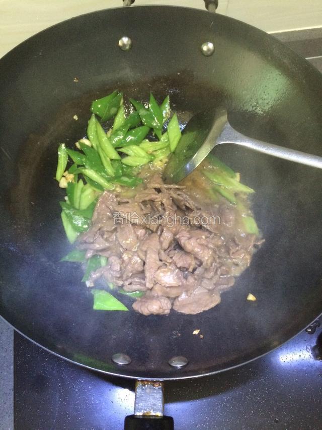 青椒快熟时，倒入牛肉一起翻炒