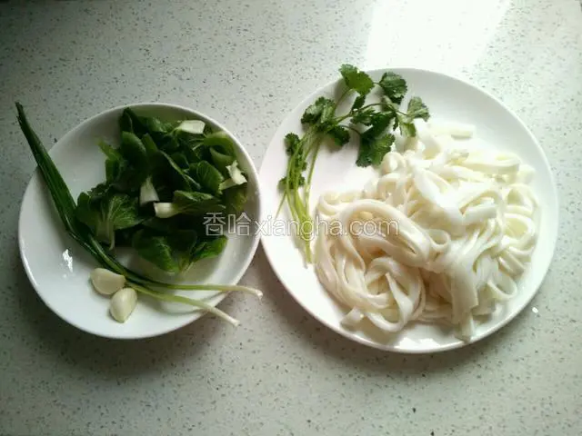 备好图中食材。宽米粉，小白菜、香菜、葱洗净，蒜剥皮。