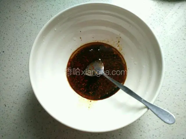 取大点的净碗，加入生抽，老抽，盐，鸡精，胡椒粉，香醋，芝麻油(香油)，油辣子，熟植物油。