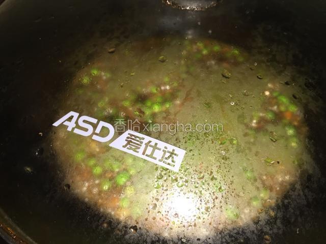 加盖焖煮，先大火烧开后转中火。（看着这锅盖我也是醉了，我真的不是打广告...）