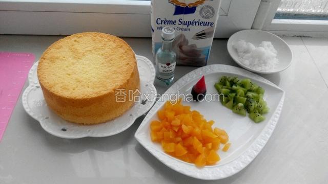 准备食材，戚风蛋糕要提前烤好，黄桃罐头和猕猴桃切小丁。