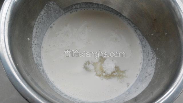 奶油倒入深点的容器中，加入白糖。