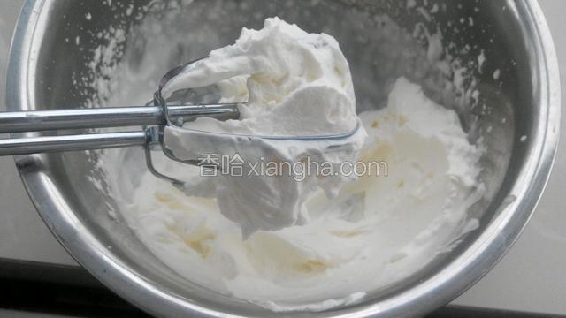 用电动打蛋器中速打发至出现纹理，粘稠的状态。