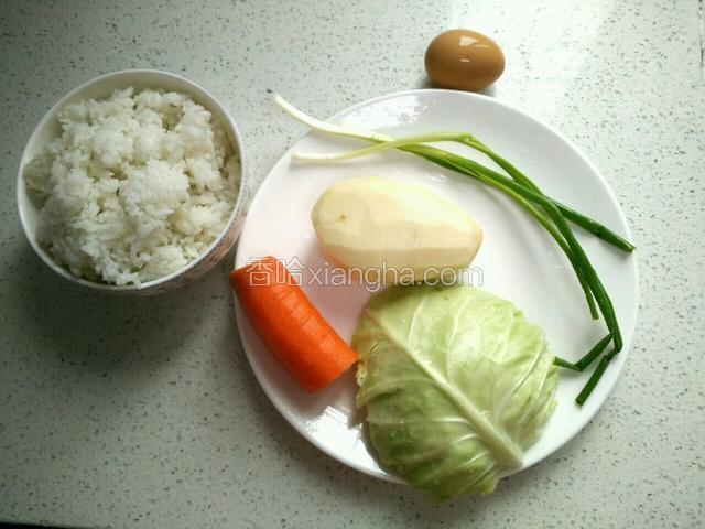 备好图中食材。剩米饭，胡萝卜，圆白菜，土豆，葱，鸡蛋。