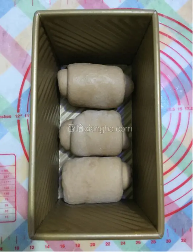 两三个面团都做好后排入吐司模；