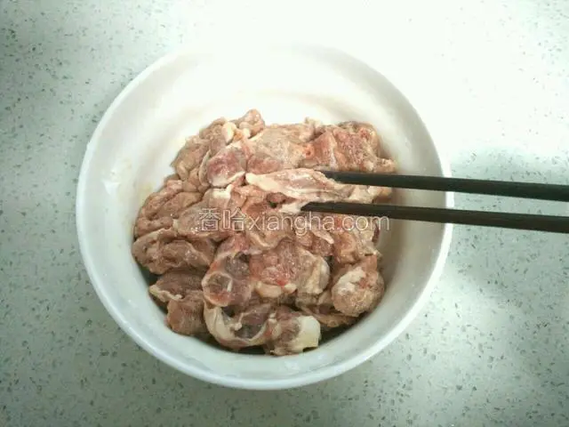 加少许盐，料酒，嫩肉粉，腌制一刻钟。