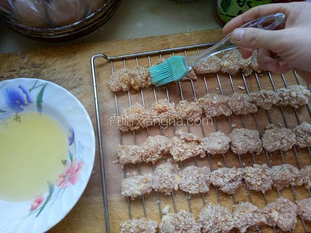 在鸡肉丁表层刷一层食用油