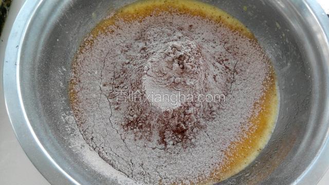 面粉、可可粉和泡打粉混合均匀后筛入蛋液中。