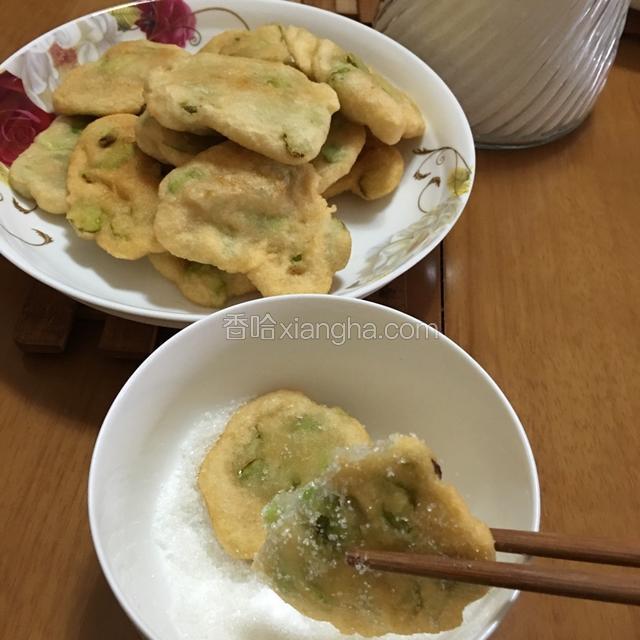 食用时喜欢口味甜的就在碗里撒上白砂糖，喜欢咸口味就撒上食盐，即可食用。很美味哦。本人喜欢甜口味，所以撒了白砂糖，好好吃！