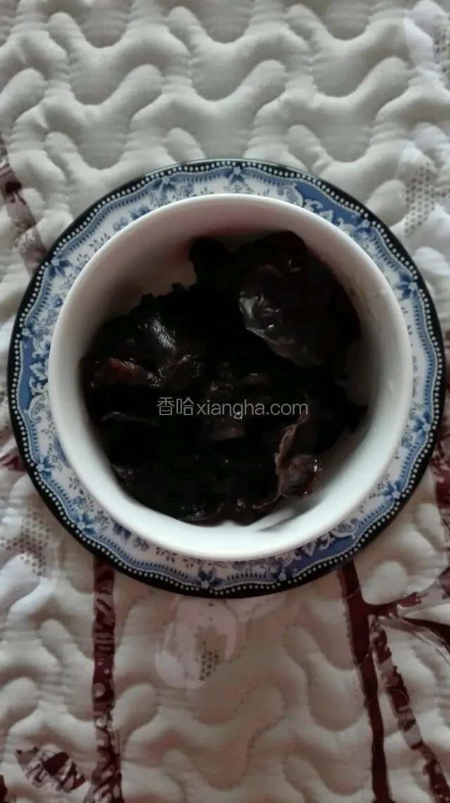将泡好的木耳反复洗净后沥干水。