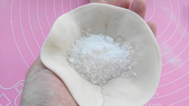 擀成饼皮，放入白糖。