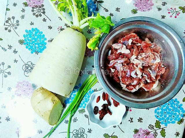 准备食材。白萝卜半个，羊肉适量，生姜，枸杞，香葱。