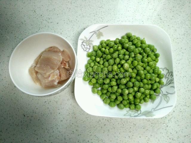 备好图中食材。瘦肉、豌豆洗净。