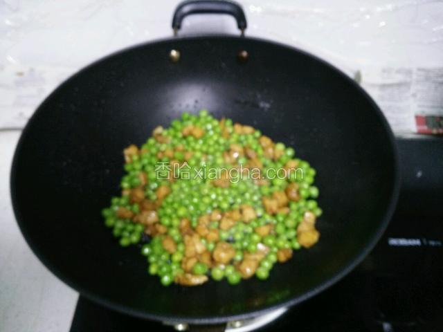倒入豌豆翻炒均匀。(大火)。