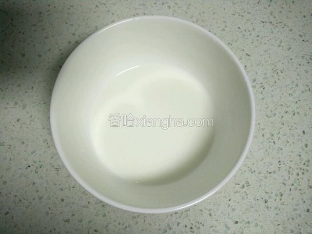 取一净碗，加入半汤勺玉米淀粉和少许水调匀。