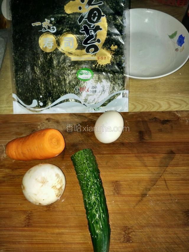 准备食材：白蘑菇，胡萝卜，黄瓜清洗干净，鸡蛋打入小碗内打散