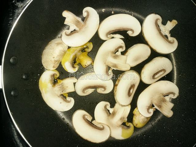 取出胡萝卜、黄瓜条，再加少量油加入白蘑菇煎熟