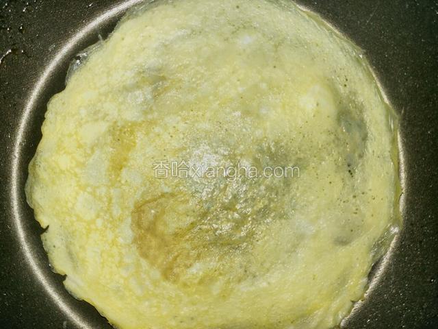白蘑菇弄好后，不用加油倒入一些蛋液摊成蛋饼
