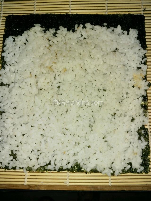 用饭铲将米饭铺平，一头不要铺满（太满了米会溢出影响美观）