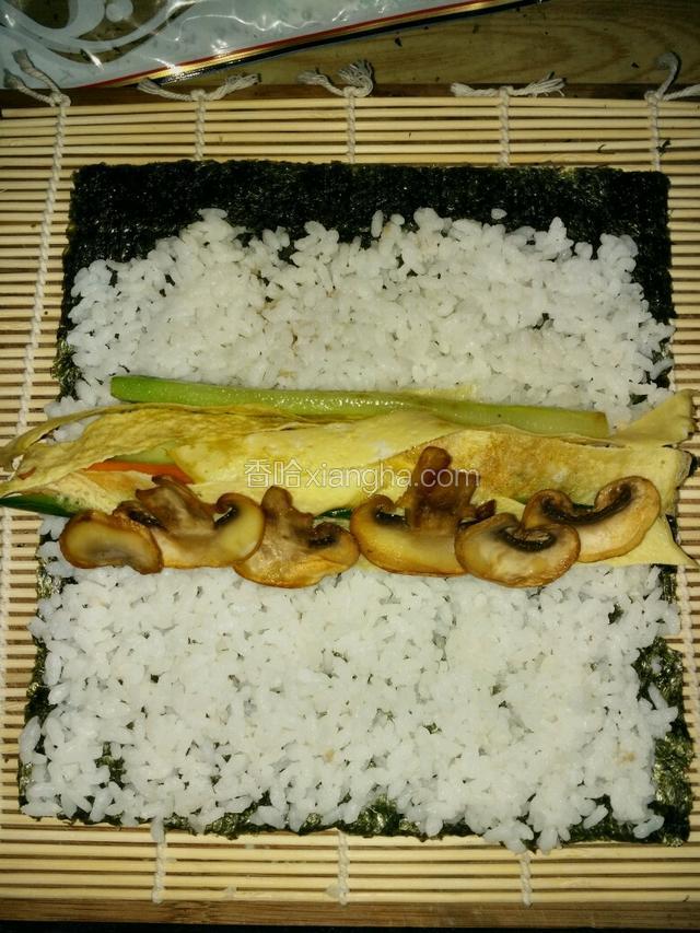 在中间部位放上胡萝卜条，黄瓜条，蛋条，蘑菇片（喜欢其它蔬菜或肉类可适当增减）