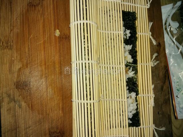 卷起竹帘由内往外