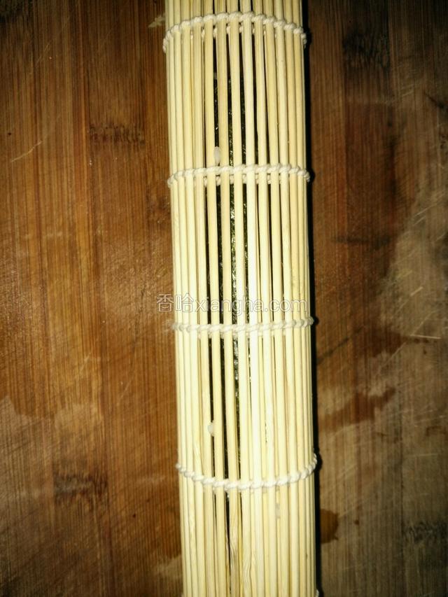 卷到头时整个再用力捏捏（让米团收结实）