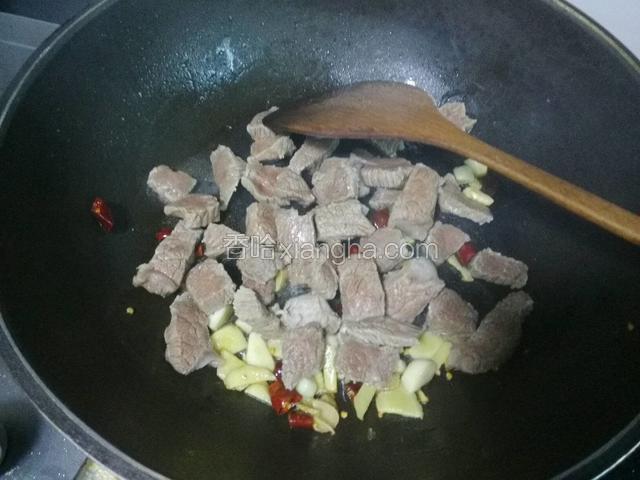 牛肉下锅翻炒均匀