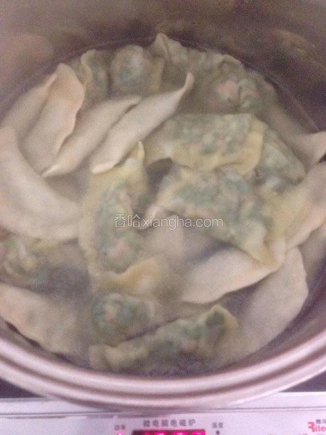 大火把饺子煮开并浮起。