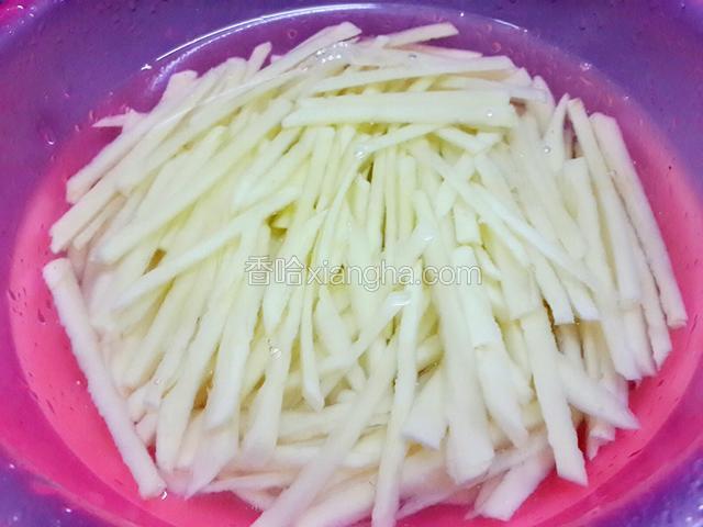 土豆削皮、切丝，滴几滴醋泡在清水里一会儿，然后冲洗几次，直到水变清