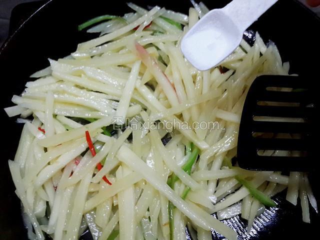 加入1小勺盐翻炒均匀
