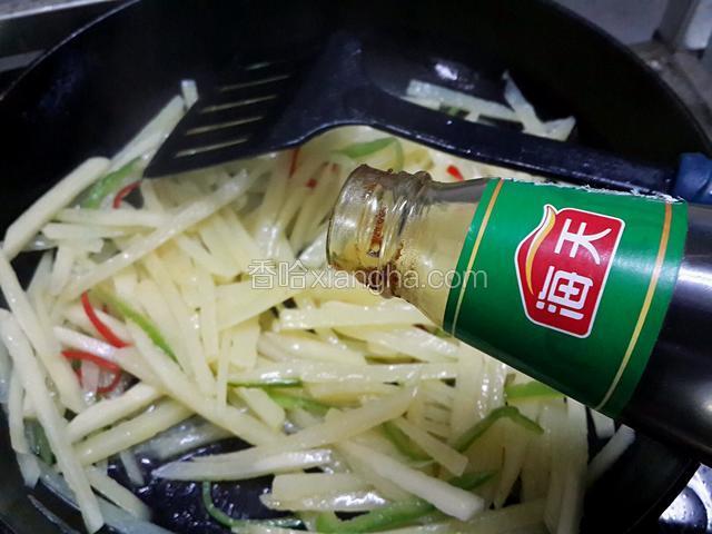 最后加一点蚝油下去炒匀即可（我喜欢用蚝油代替鸡精，更好吃）