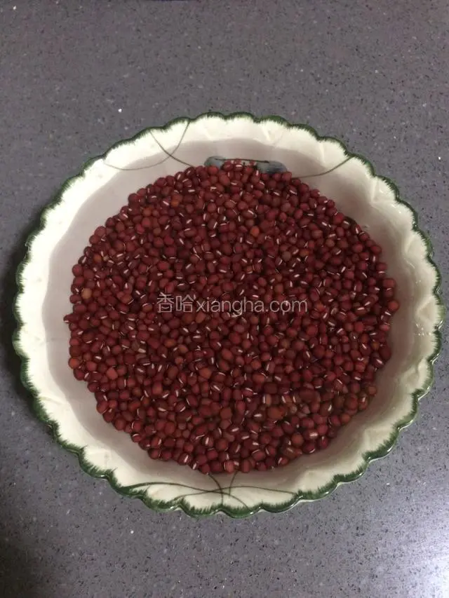 红豆洗净，用清水浸泡一夜。