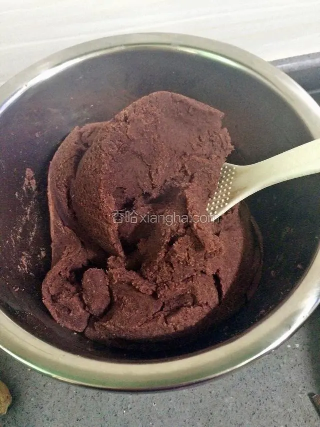 炒好的豆沙盛入碗中冷却，