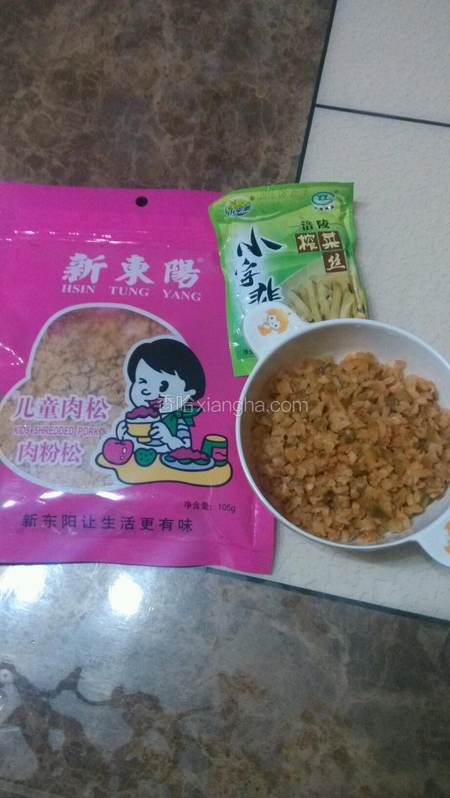 准备好肉松，榨菜和保鲜膜(榨菜如果太大要用刀切碎)