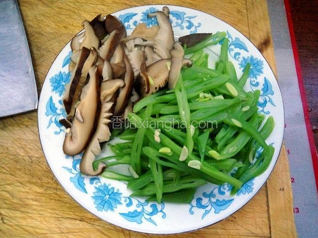 锅中放水，水开后焯下豆角丝，香菇丝捞出备用