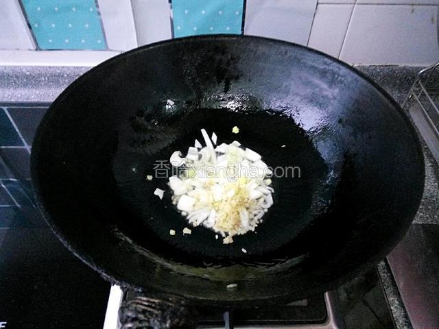 热锅凉油煸香葱，姜末
