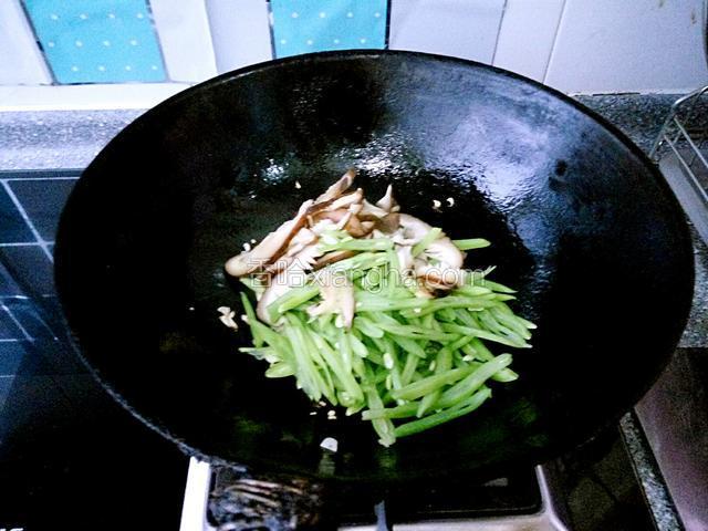 然后下入香菇丝和豆角丝