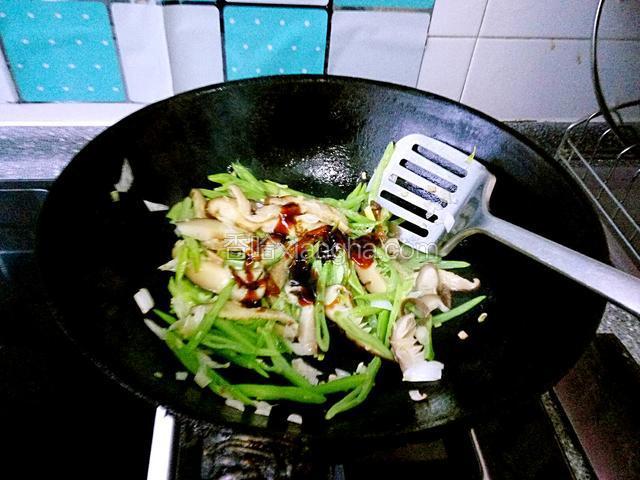 炒匀加入盐和蚝油和少许糖